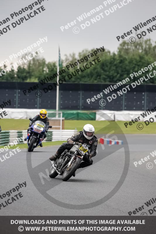 Vintage motorcycle club;eventdigitalimages;mallory park;mallory park trackday photographs;no limits trackdays;peter wileman photography;trackday digital images;trackday photos;vmcc festival 1000 bikes photographs